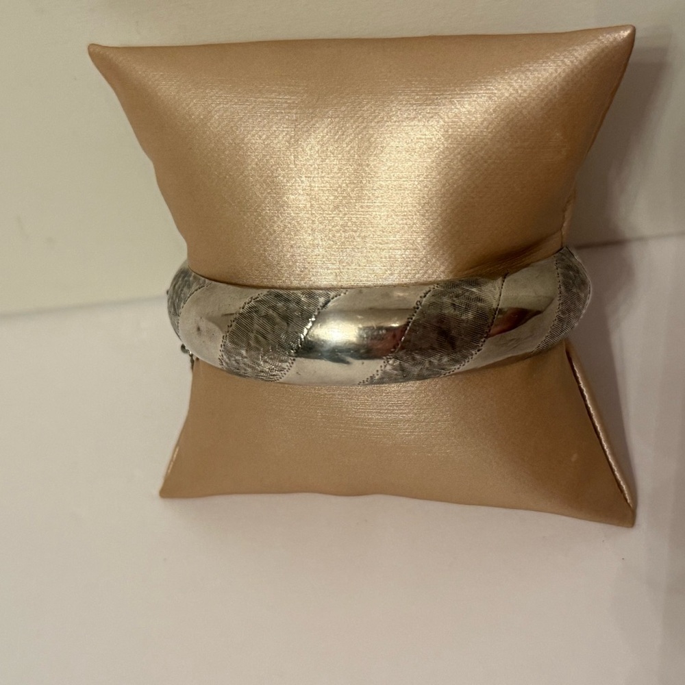 THAILAND BRACELET BANGLE HINGED STERLING SILVER 925 ETCHED SAFETY CHAIN 17.6g